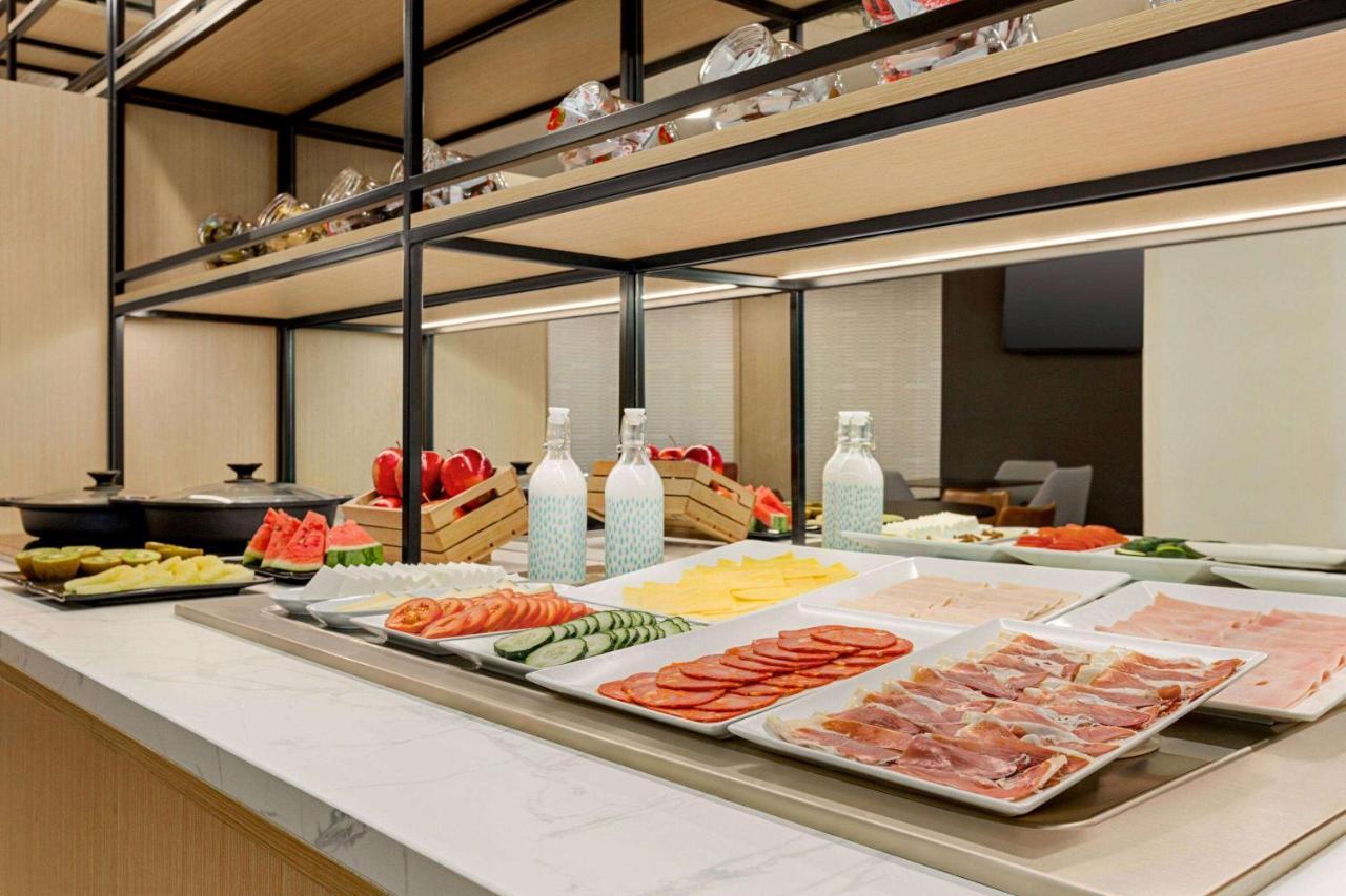 Ramada by Wyndham Madrid Tres Cantos Exterior foto